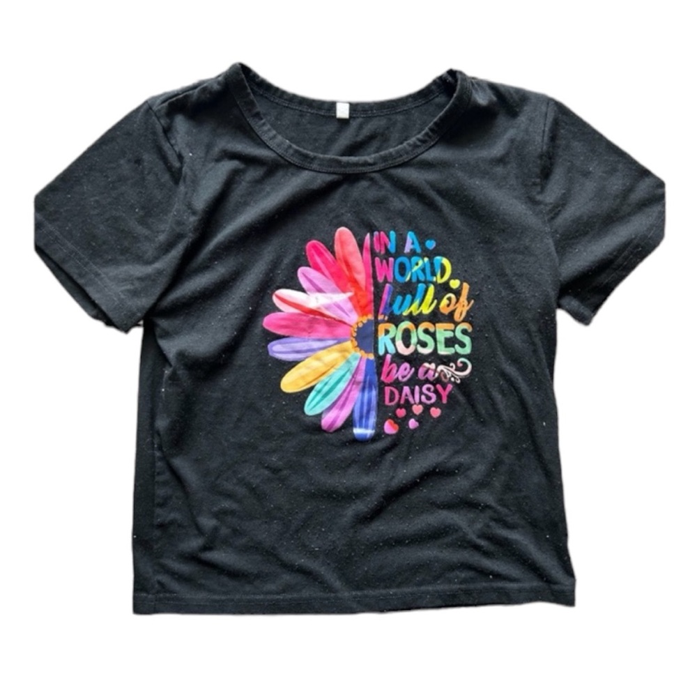 Girls size 7/8 graphic T shirt. 🌼